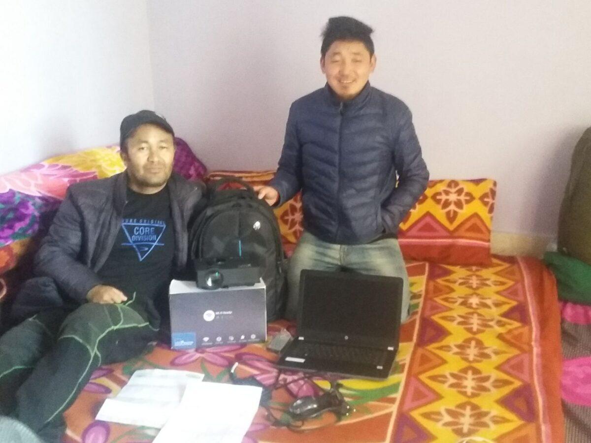 Stanzin, laptop et projecteur