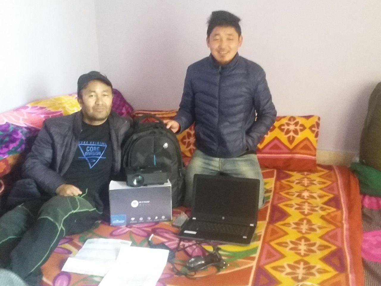 Stanzin, laptop et projecteur