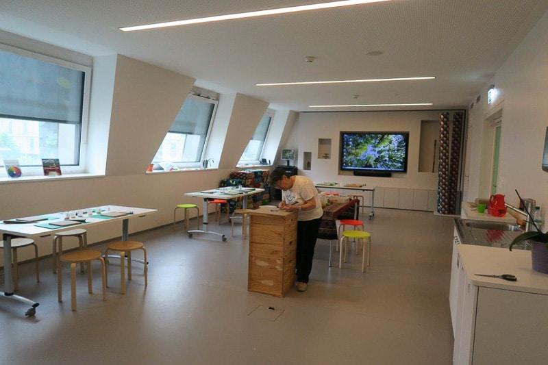 Préparation de la salle avant l'arrivée du public