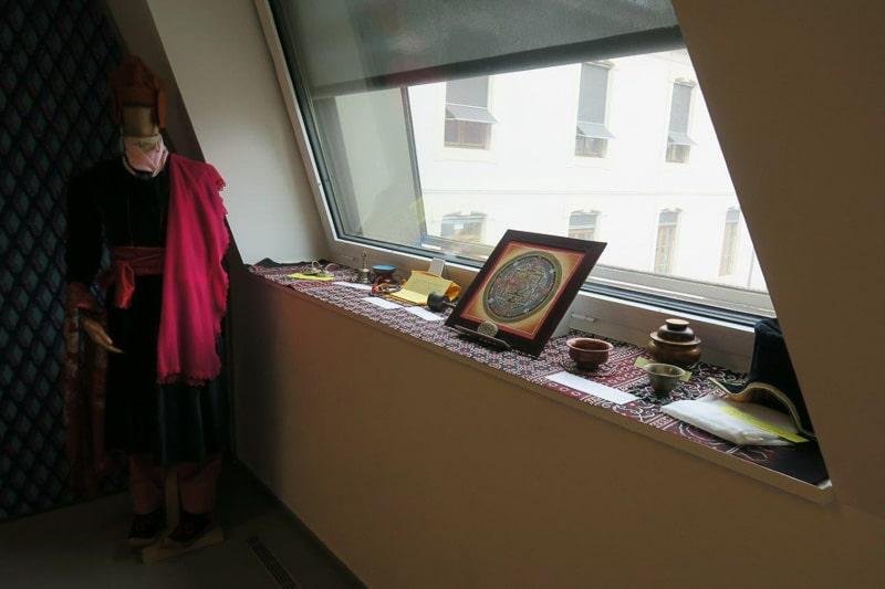 Objets rituels bouddhistes dans un coin de la salle