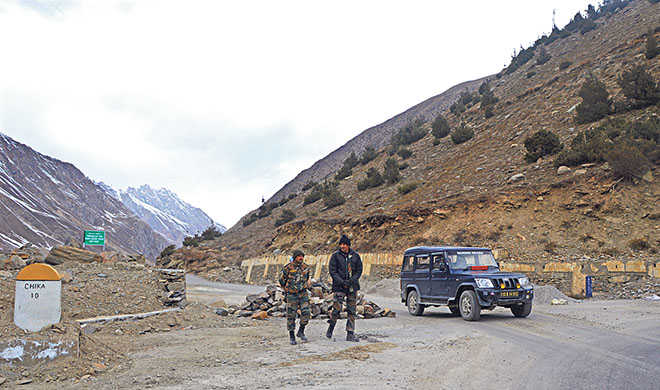 Véhicule du bro sur la route darcha shinkula (photo vijay mohan)