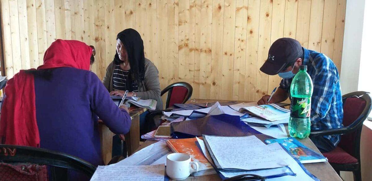 Professeurs préparant les cours à distance