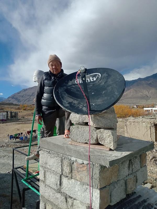 Mise en place de l'antenne satellite