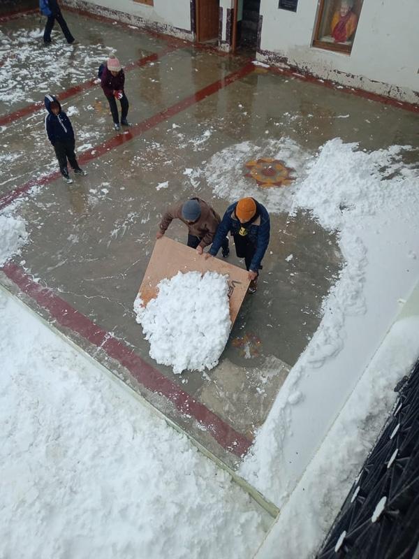 Déblaiement de la cour de l'école