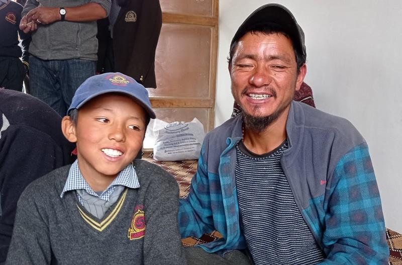 Un père amène son fils à l'internat de la LMHS