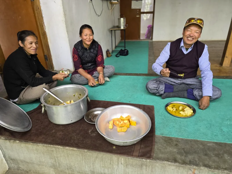 Kunzang Dolma (cuisinière) Stanzin Wangjor (gouvernante) et Thinley (superviseur)