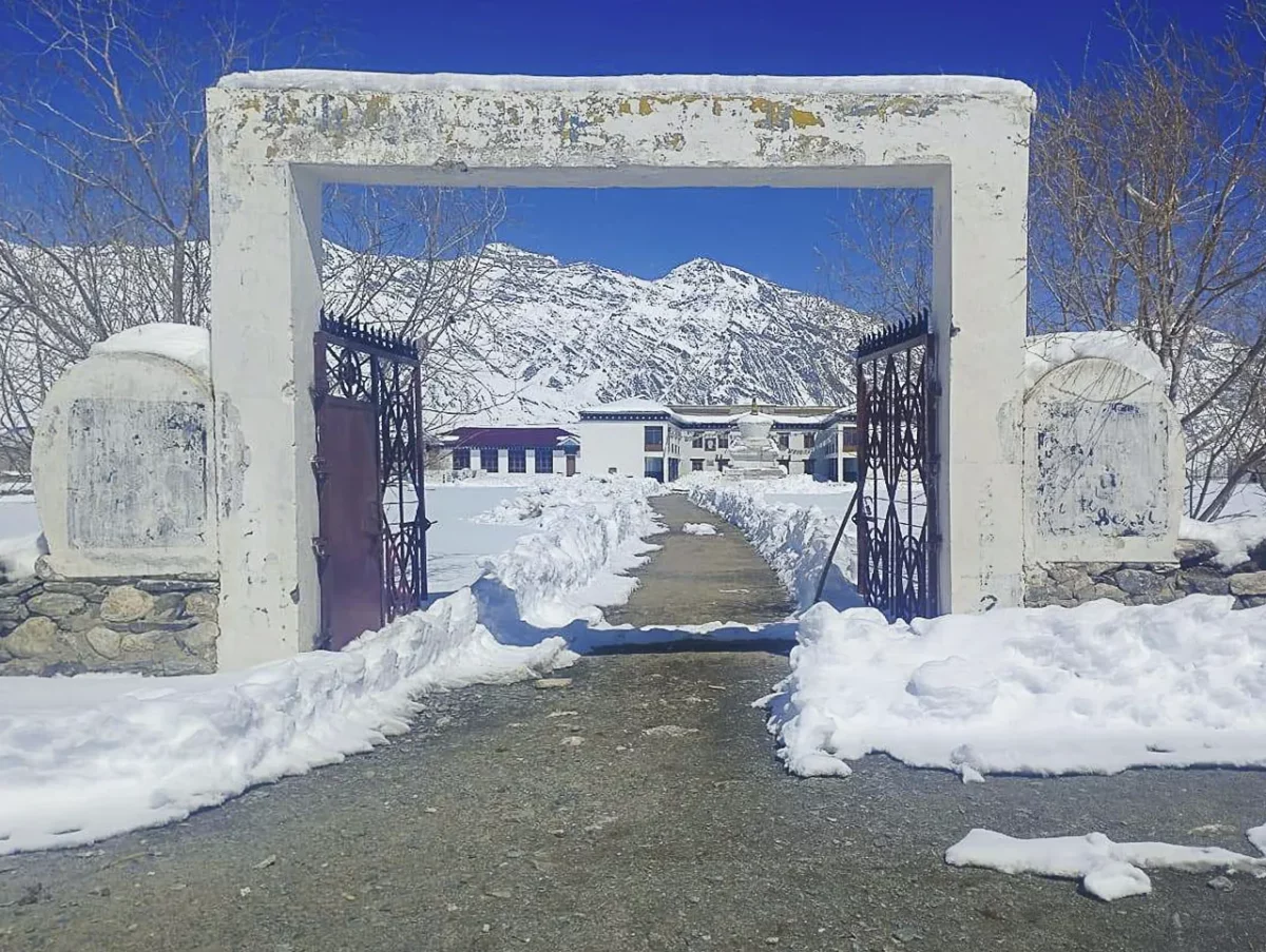 Entrée du campus (mars 2025)