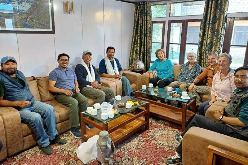 Ancien et nouveau MC avec les membres d'AAZ